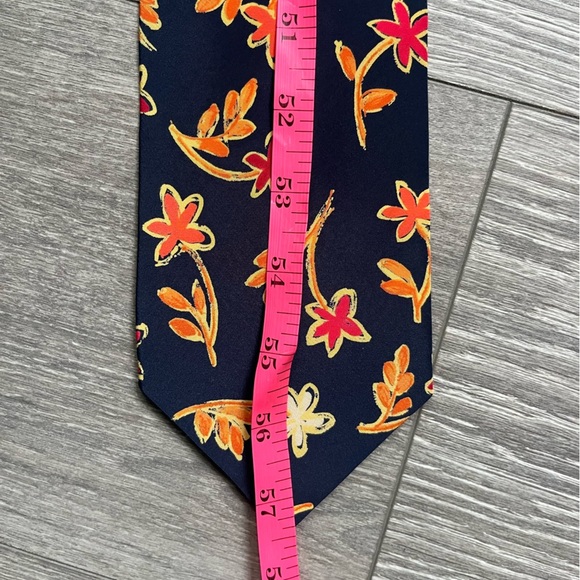Ungaro Navy Floral Print 100% Silk Tie 57.5” Long 3.5” Wide Spring Work Career - Picture 5 of 5